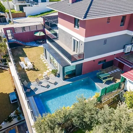 Cesme'De Yemyesil Bahceli, Havuzlu Villa-Awz112 * Cesme