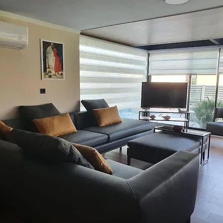 Cesme'De Yemyesil Bahceli, Havuzlu Villa-Awz112 * Cesme