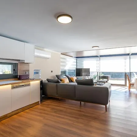 Cesme'De Yemyesil Bahceli, Havuzlu Villa-Awz112