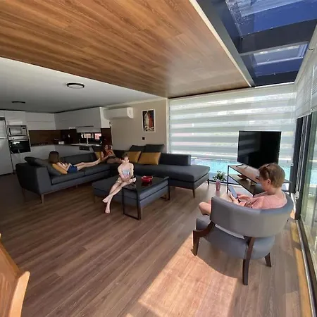 Cesme'De Yemyesil Bahceli, Havuzlu Villa-Awz112 * Cesme