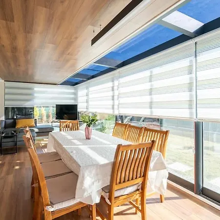 Villa Cesme'De Yemyesil Bahceli, Havuzlu Villa-Awz112 Cesme