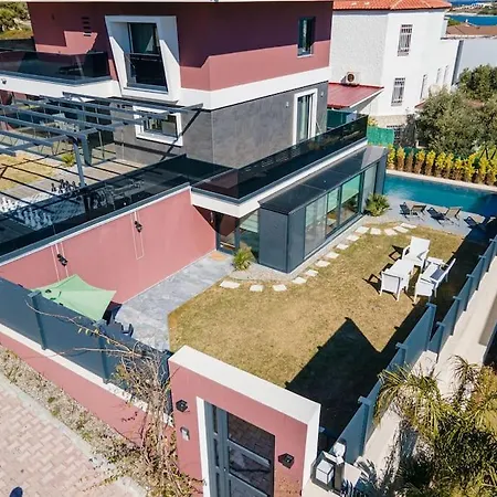 Cesme'De Yemyesil Bahceli, Havuzlu Villa-Awz112 Villa *