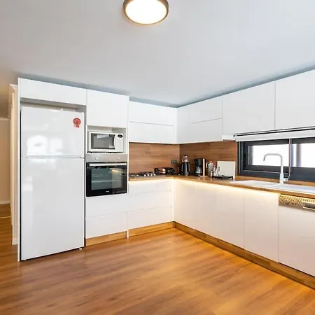 Villa Cesme'De Yemyesil Bahceli, Havuzlu Villa-Awz112 Cesme