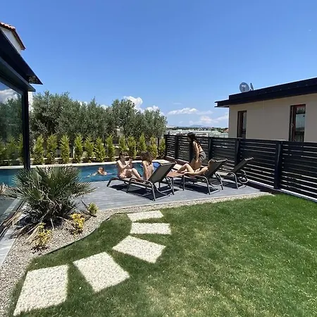 Villa Cesme'De Yemyesil Bahceli, Havuzlu Villa-Awz112 Cesme