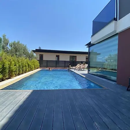 Cesme'De Yemyesil Bahceli, Havuzlu Villa-Awz112 Cesme