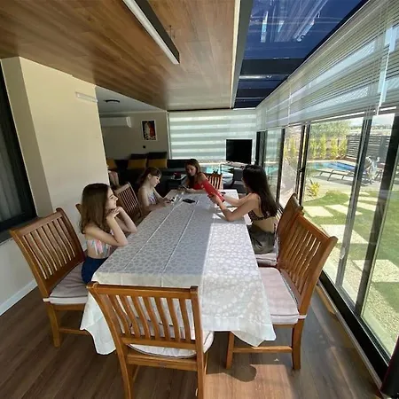 Villa Cesme'De Yemyesil Bahceli, Havuzlu Villa-Awz112 Cesme