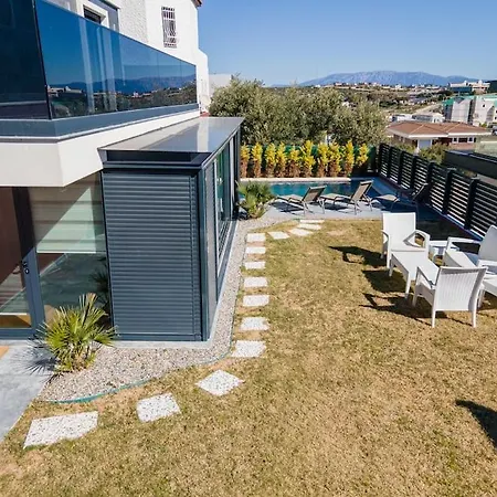 Villa Cesme'De Yemyesil Bahceli, Havuzlu Villa-Awz112