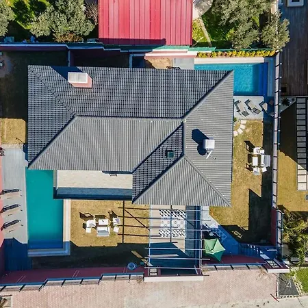 Cesme'De Yemyesil Bahceli, Havuzlu Villa-Awz112 Cesme